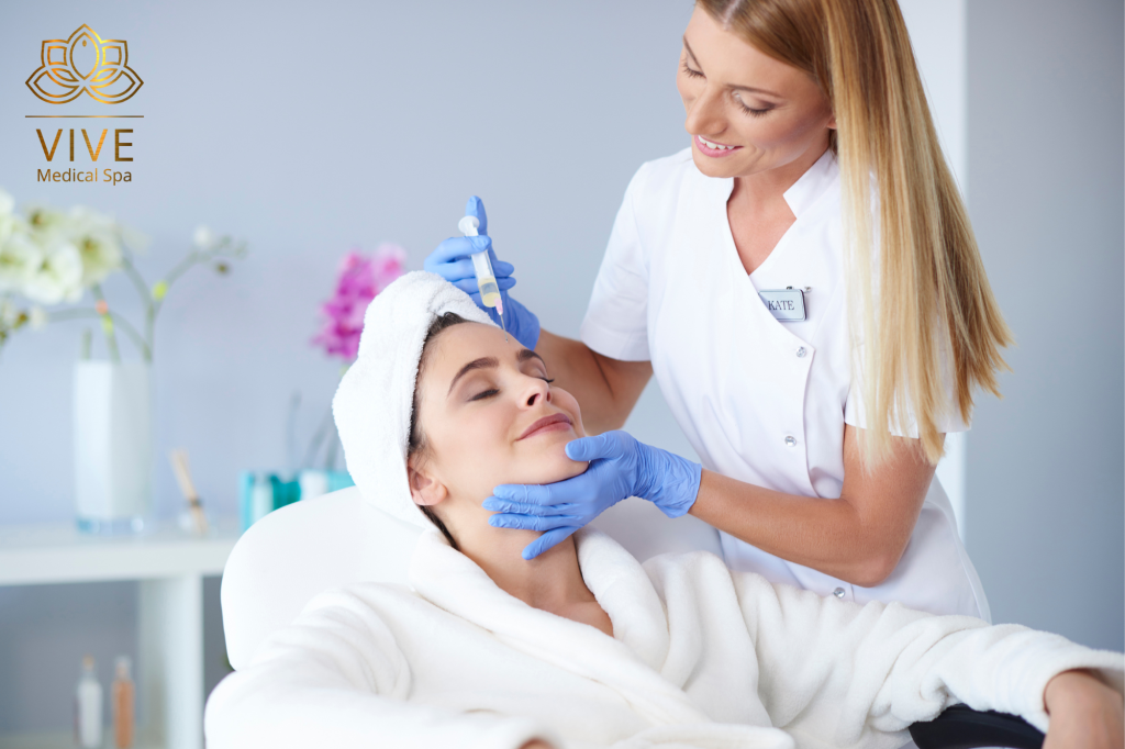 Aplicación de tratamiento estético facial en VIVE Medical Spa Tijuana