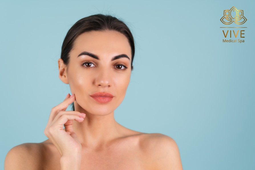 Mujer con piel rejuvenecida después de tratamiento facial en VIVE Medical Spa Tijuana