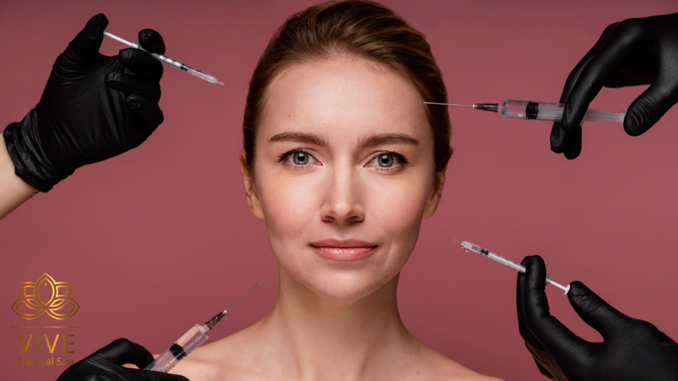 Mujer recibiendo tratamientos estéticos con jeringas alrededor del rostro en VIVE Medical Spa Tijuana, no es paciente real.