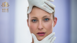 Rostro de mujer siendo evaluado para tratamiento estético en VIVE Medical Spa Tijuana, no es paciente real.