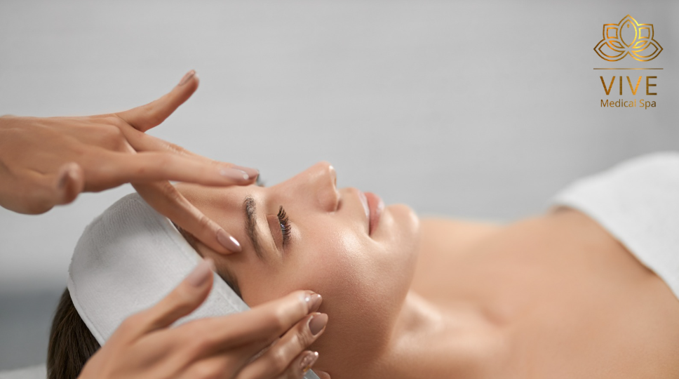 Mujer recibiendo masaje facial relajante en VIVE Medical Spa Tijuana, no es paciente real.